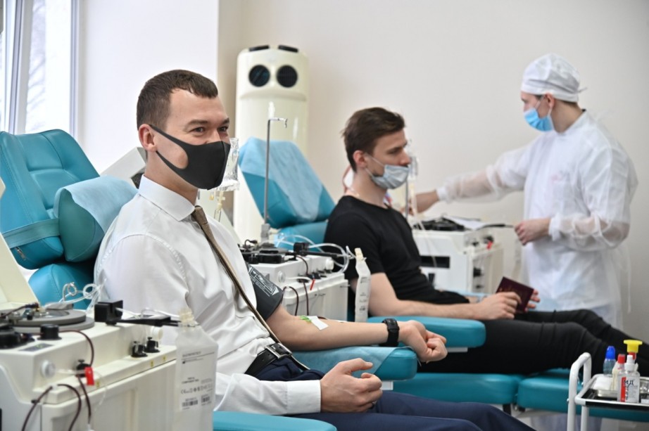 Врио губернатора Хабаровского края Михаил Дегтярёв , министры краевого правительства и спортсмены клуба "АМУР" стали донорами антиковидной плазмы, которая применяется для лечения пациентов больных COVID-19